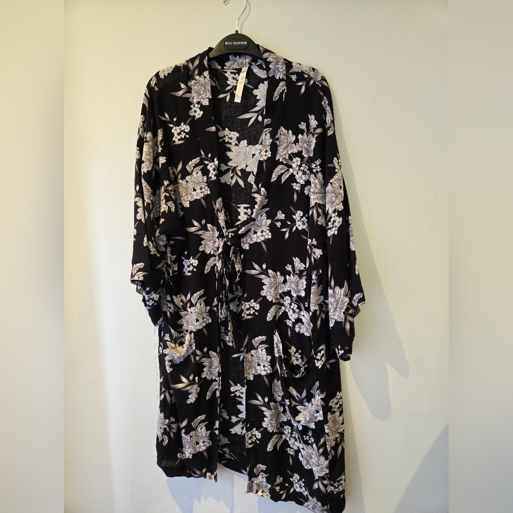Spiritual Gangster Black and White Floral Robe O/S